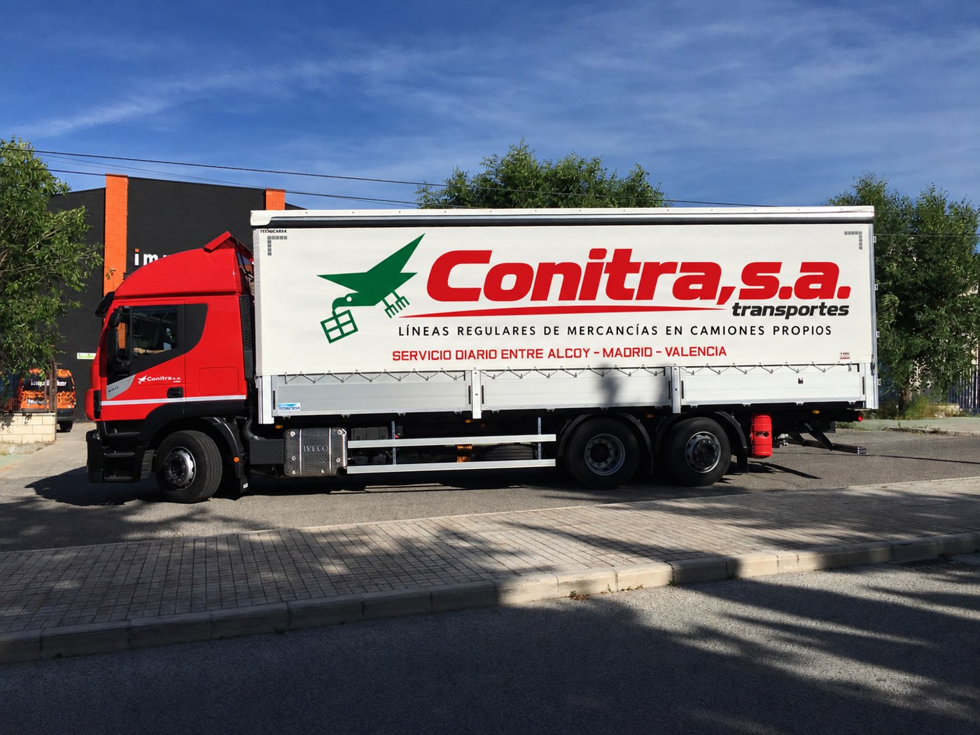 Camión de Conitra con el nuevo logo corporativo aplicado en su lateral